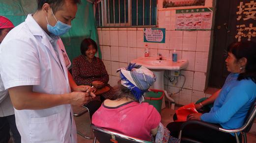 為群眾創(chuàng)造了不出家門享受中醫(yī)藥服務(wù)的機(jī)會(huì),通過健康咨詢,健康教育