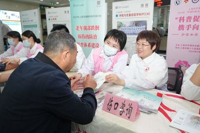 護理健康咨詢、愛心義賣&hellip;護士們這樣過節