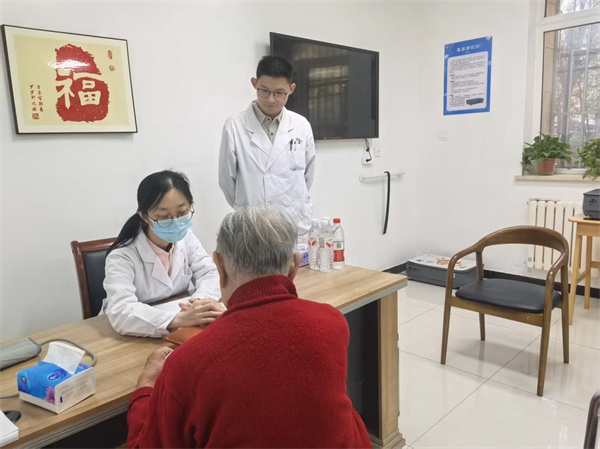 東方焦點(diǎn) | 內(nèi)通外調(diào)護(hù)健康，聯(lián)合義診惠老兵——北京中醫(yī)藥大學(xué)東方醫(yī)院開(kāi)展健康咨詢(xún)服務(wù)